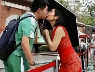 别再作妖了！穿旗袍、紫内裤、让高铁减速，请家长们停止奇葩行为（组图）