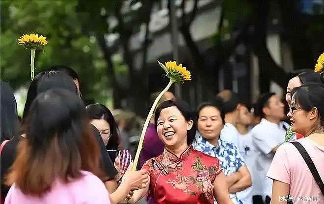 别再作妖了!穿旗袍、紫内裤、让高铁减速,请家长们停止奇葩行为(组图) - 6