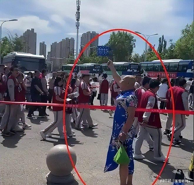 别再作妖了!穿旗袍、紫内裤、让高铁减速,请家长们停止奇葩行为(组图) - 8