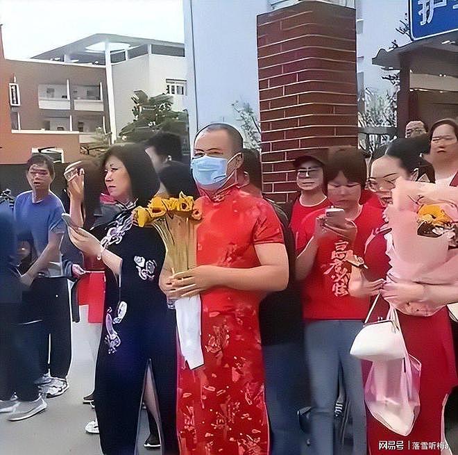 别再作妖了!穿旗袍、紫内裤、让高铁减速,请家长们停止奇葩行为(组图) - 10