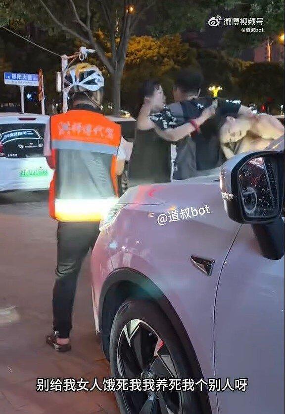 湖南小三在街头被正宫揪发、痛殴，网惊：身材太好了（视频/组图） - 2