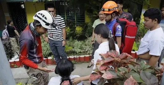 菲律宾7.9级强震亲历者：想躲桌子下却被晃了出来 - 1
