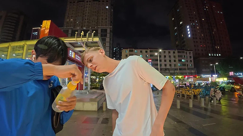 认识几小时就开房！西安麻辣烫事件后续，英国网红还在拍，女主身份曝光（组图） - 11