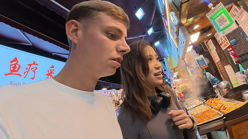 认识几小时就开房！西安麻辣烫事件后续，英国网红还在拍，女主身份曝光（组图） - 41