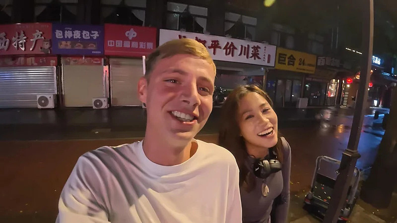 认识几小时就开房！西安麻辣烫事件后续，英国网红还在拍，女主身份曝光（组图） - 45