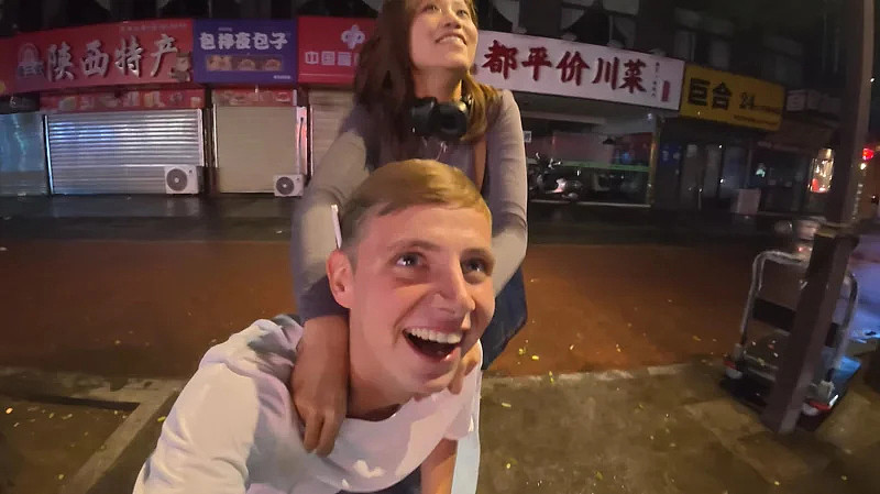 认识几小时就开房！西安麻辣烫事件后续，英国网红还在拍，女主身份曝光（组图） - 46