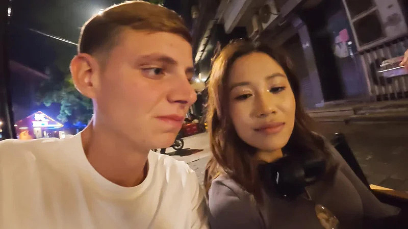 认识几小时就开房！西安麻辣烫事件后续，英国网红还在拍，女主身份曝光（组图） - 47