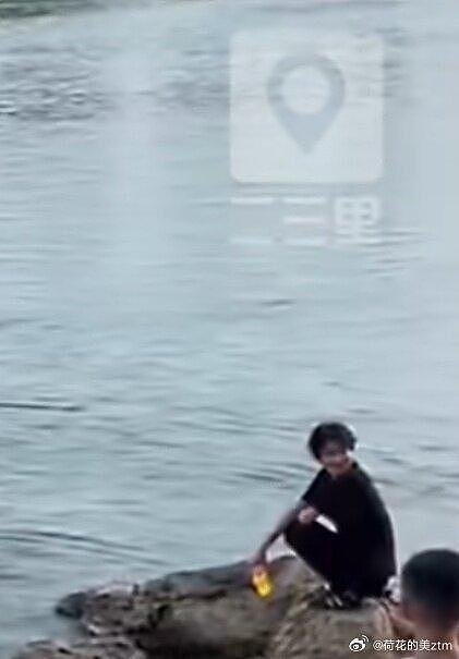 广西14岁少女拍照坠江溺亡，黑衣同伴蹲岸冷笑旁观引众怒（组图） - 2