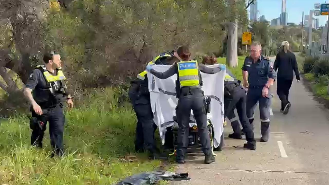 澳男街头狂奔浑身是血！企图劫车并跳河，已被警方逮捕（组图） - 1
