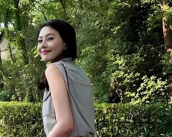 高圆圆南京打卡照火了！46岁状态嫩到发光，网友：这才是江南美人（组图） - 3
