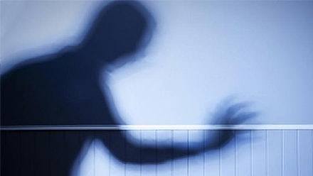 男子伪装饭店员工当众将醉酒女子从丈夫身边带走性侵,判监3年半(图) - 1