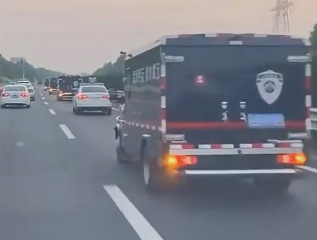 因为一个大哥，从此高考试卷武装押运（组图） - 1