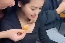 女子打麻将时被男牌友搂脖子喂橘子、伸手摸胸口，竟毫无反应！（组图）