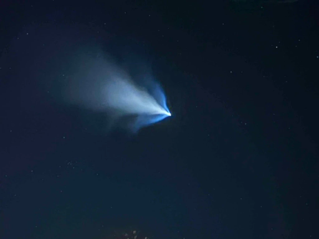 昨晚,澳洲夜空惊现“神秘发光体”!天文学家揭秘:是中国火箭 - 4
