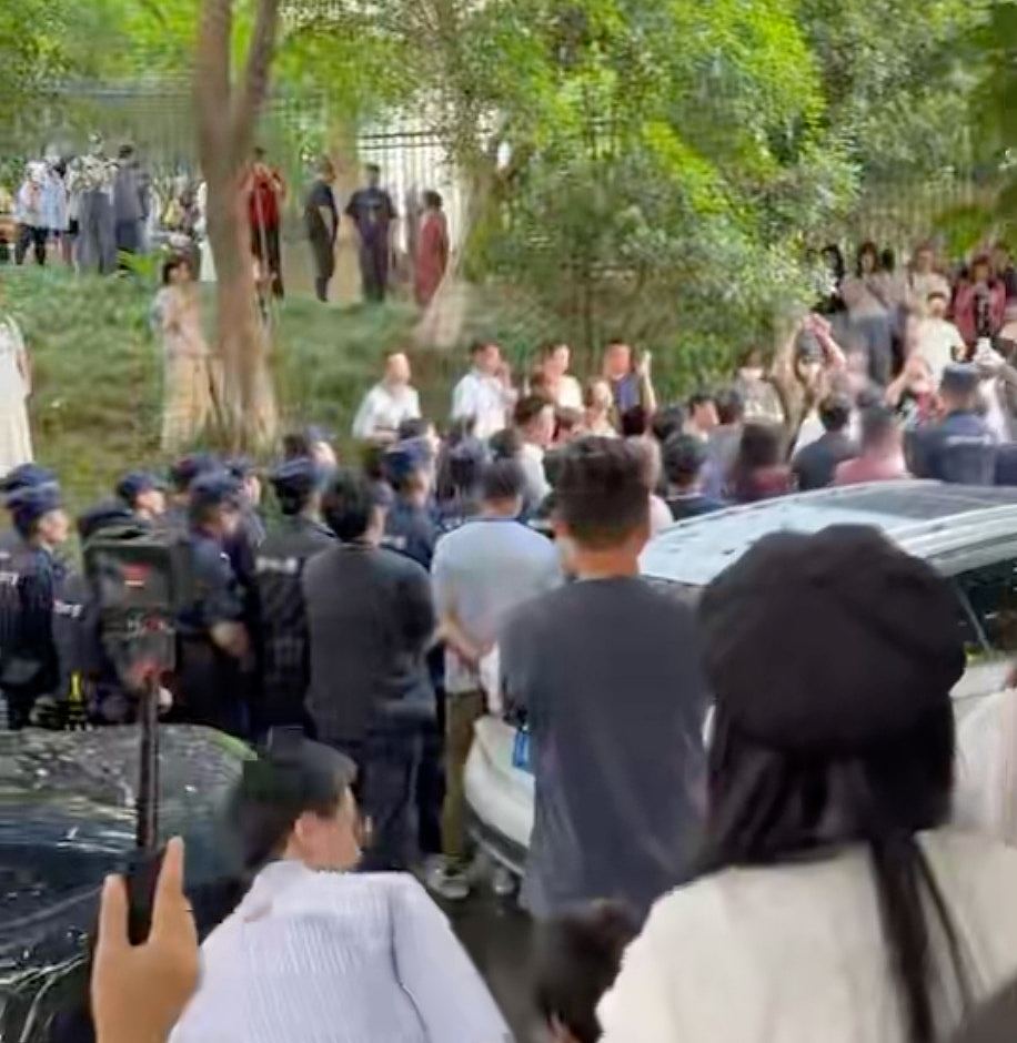 重庆山姆打包哥假领养虐杀幼犬,数百人示威爆发警民冲突(组图) - 2