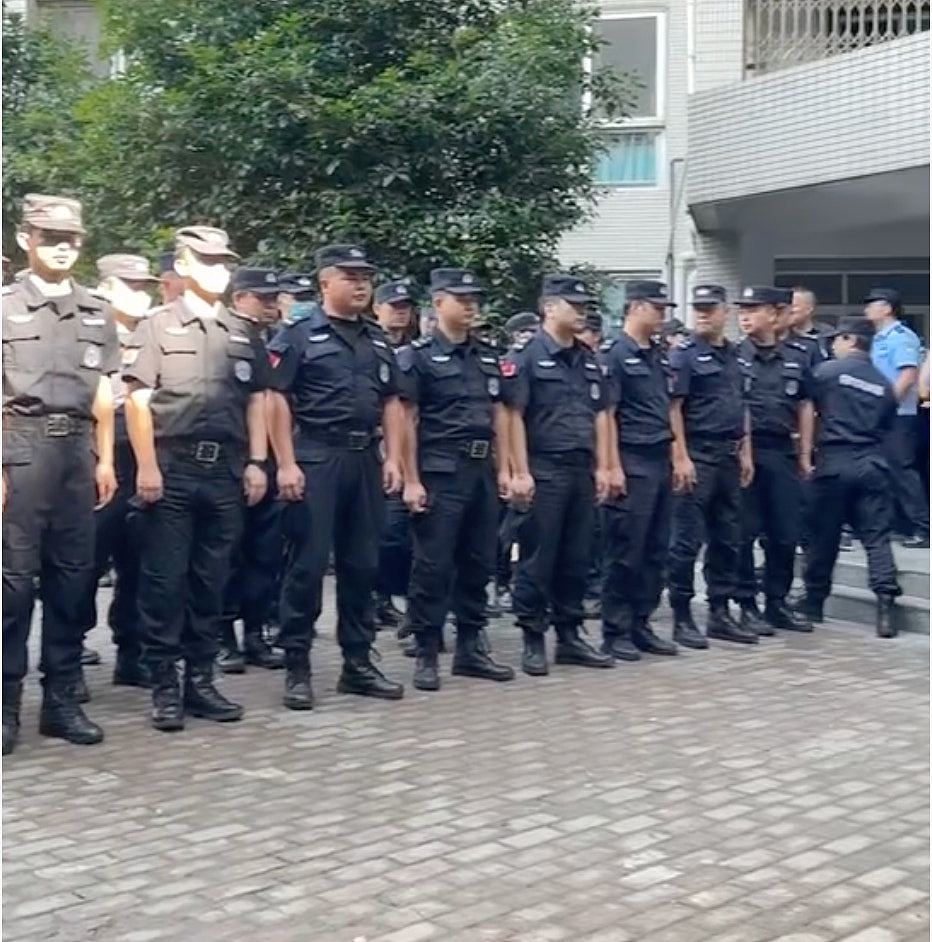 重庆山姆打包哥假领养虐杀幼犬,数百人示威爆发警民冲突(组图) - 3