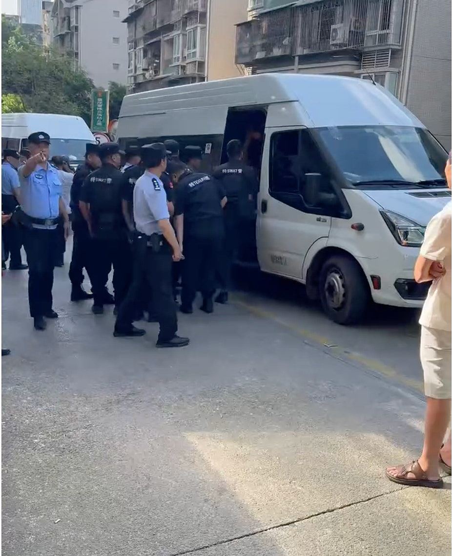 重庆山姆打包哥假领养虐杀幼犬,数百人示威爆发警民冲突(组图) - 16