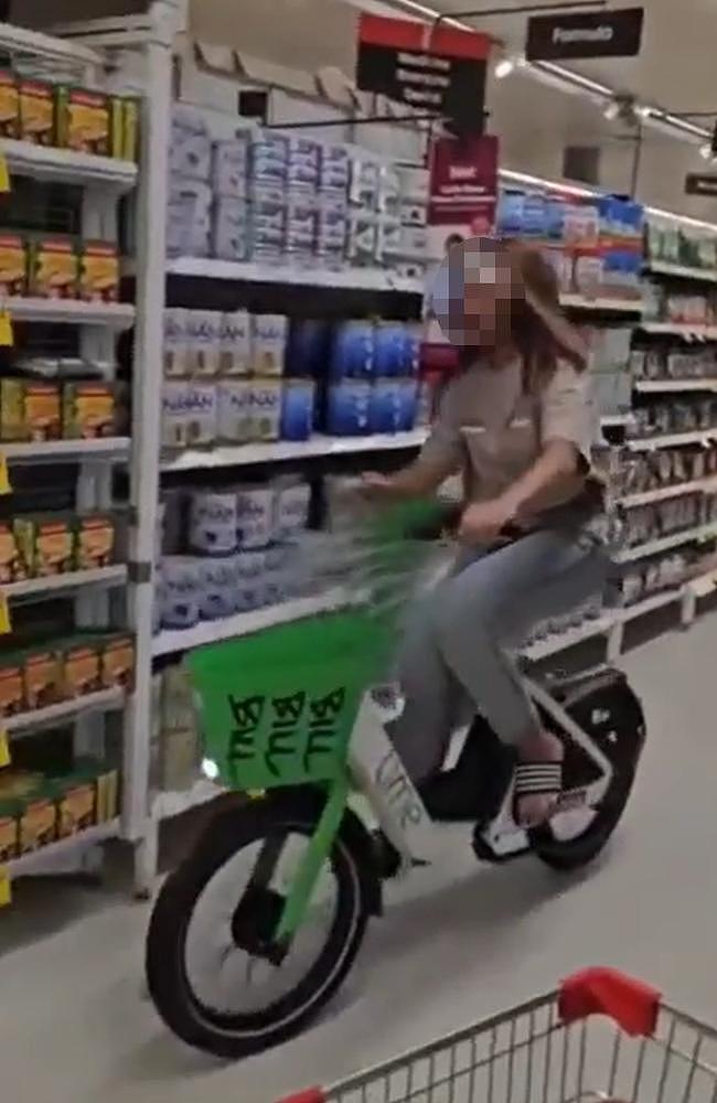 澳少女骑Lime电动车强闯Coles,现场一度混乱引全网愤怒(视频/组图) - 1