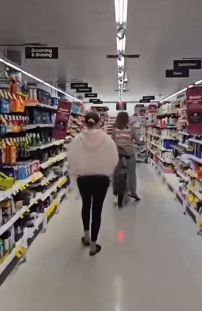 澳少女骑Lime电动车强闯Coles,现场一度混乱引全网愤怒(视频/组图) - 2