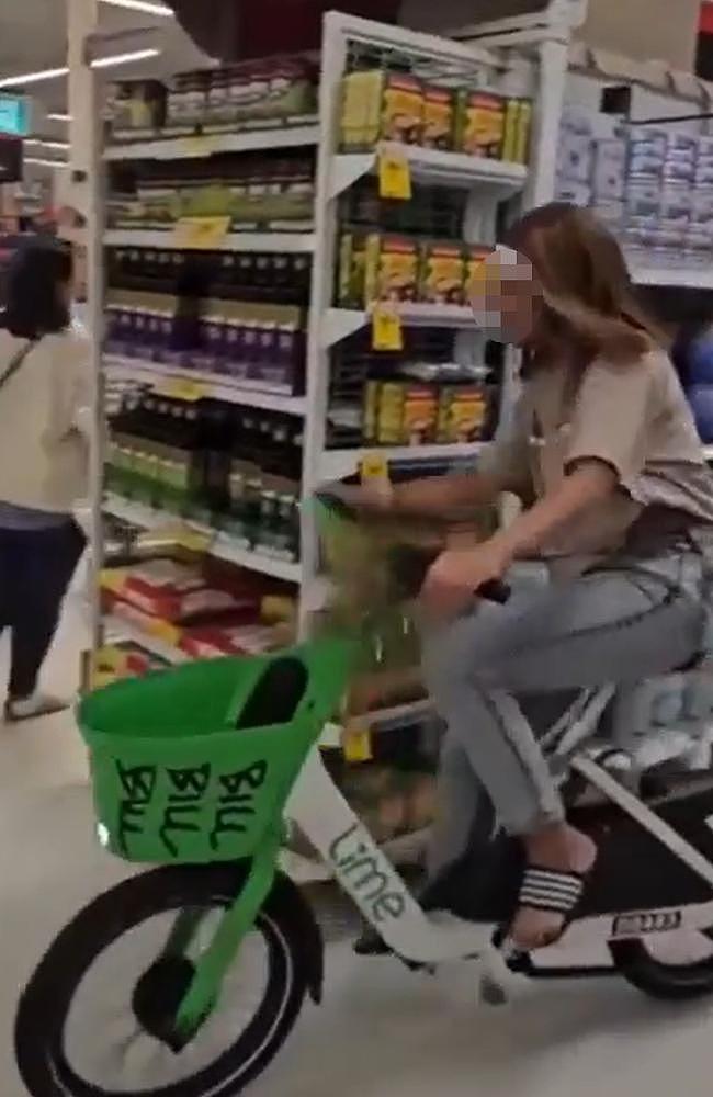 澳少女骑Lime电动车强闯Coles,现场一度混乱引全网愤怒(视频/组图) - 3