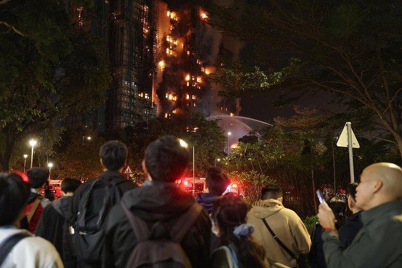 香港宏福苑大火惨剧，当局依误杀罪起诉7人及2家公司（图） - 1