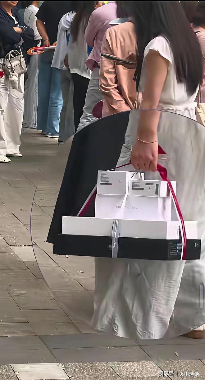 考场外“华为全家桶”走红！网友调侃：小米全家桶，不比这有面儿（组图） - 1