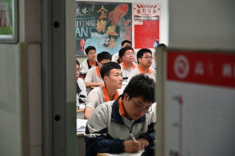发呆都能记录,高考AI防弊,考生:连偷看天花板也不敢(图) - 1