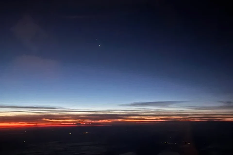 Qantas乘客机窗拍下罕见天文奇观：金星与木星在澳上空“接吻”（组图） - 2