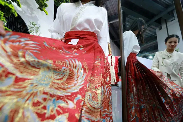 《叹春风》与中国“男色经济”:女性欲望如何变成一门生意?(组图) - 4