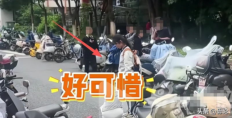 准备冲985孩子忘带准考证!母亲坐地痛哭,网友炸锅(组图) - 2