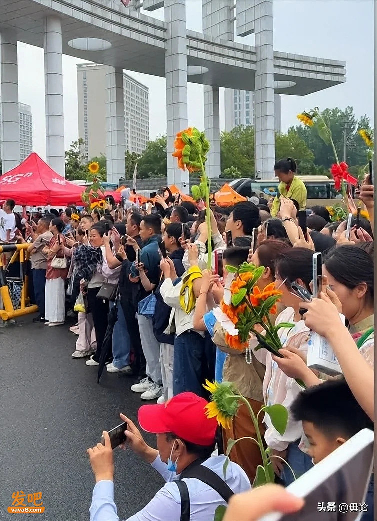 准备冲985孩子忘带准考证!母亲坐地痛哭,网友炸锅(组图) - 3