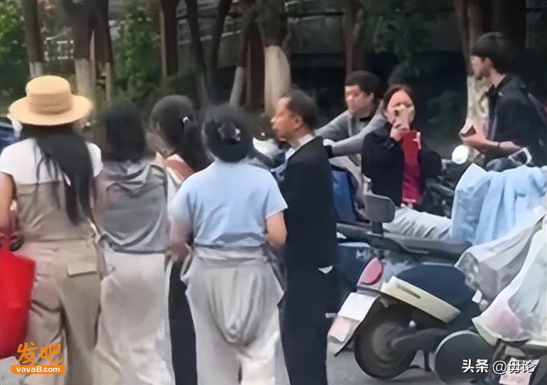 准备冲985孩子忘带准考证!母亲坐地痛哭,网友炸锅(组图) - 4