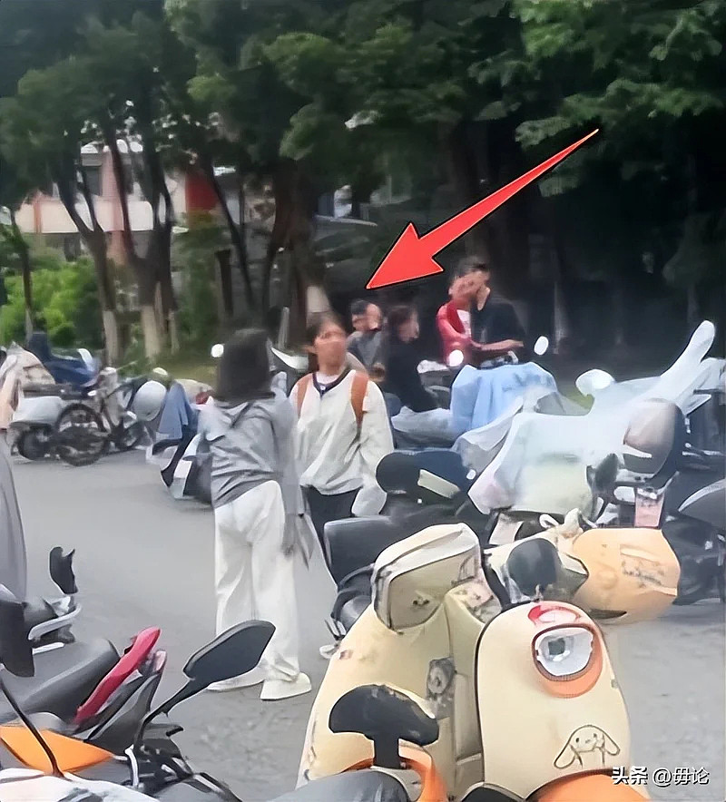 准备冲985孩子忘带准考证!母亲坐地痛哭,网友炸锅(组图) - 5