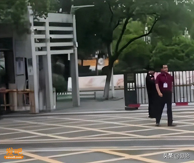 准备冲985孩子忘带准考证!母亲坐地痛哭,网友炸锅(组图) - 7