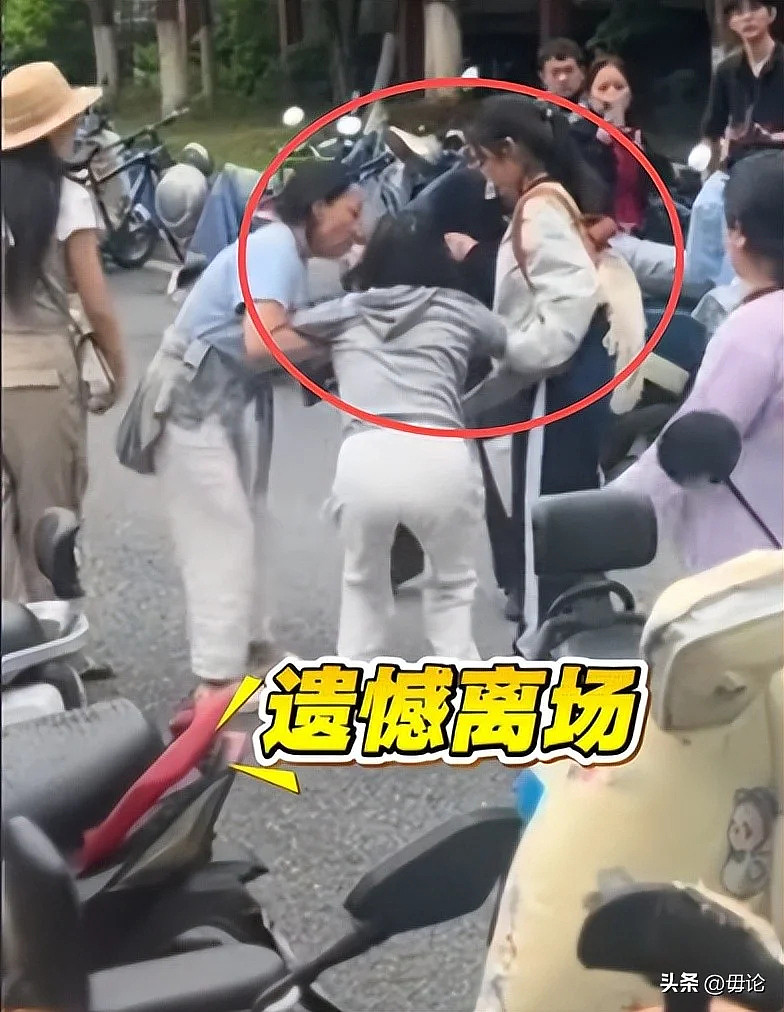 准备冲985孩子忘带准考证!母亲坐地痛哭,网友炸锅(组图) - 9