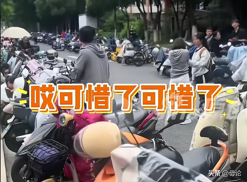 准备冲985孩子忘带准考证!母亲坐地痛哭,网友炸锅(组图) - 12