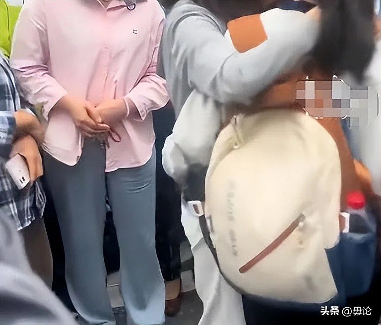 准备冲985孩子忘带准考证!母亲坐地痛哭,网友炸锅(组图) - 18