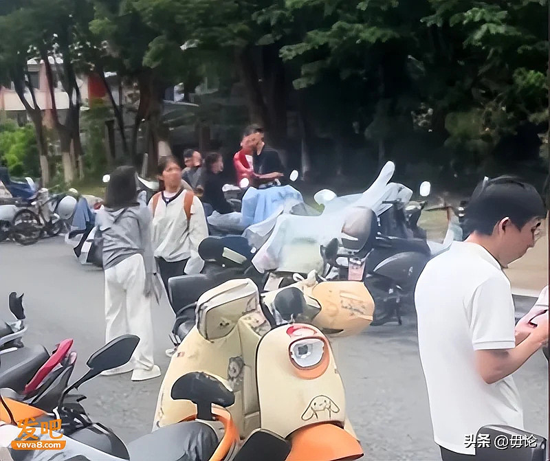 准备冲985孩子忘带准考证!母亲坐地痛哭,网友炸锅(组图) - 21