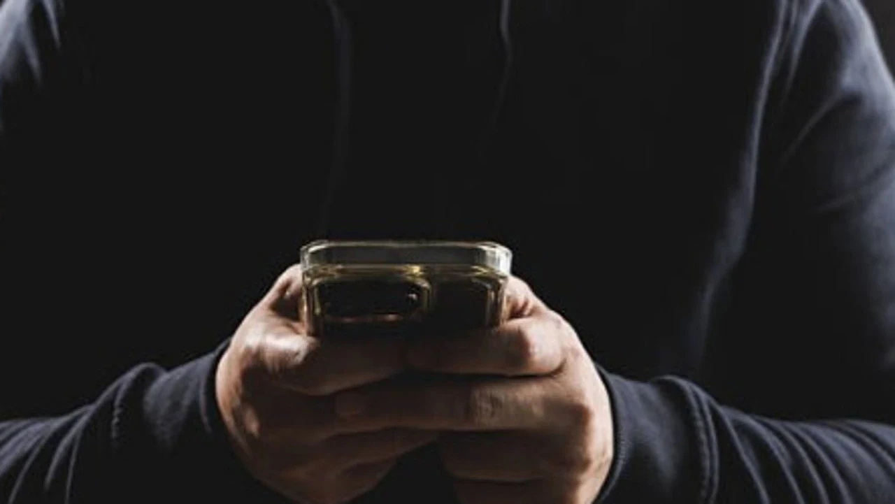 澳“网恋诈骗”激增，专挑老年人下手！警方：碰到这几类人赶紧跑（组图） - 1