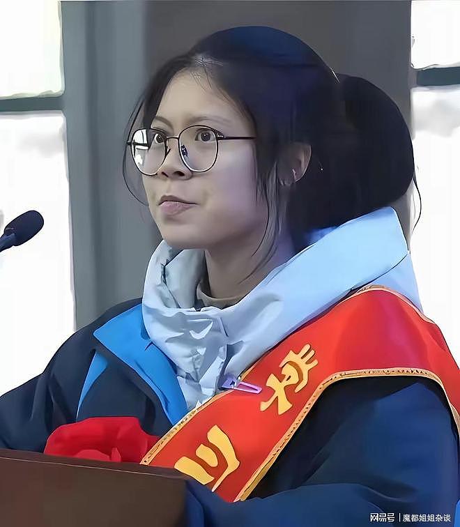 曾被全网骂“表情狰狞”的高考誓师女孩,活成所有人羡慕的样子(组图) - 1