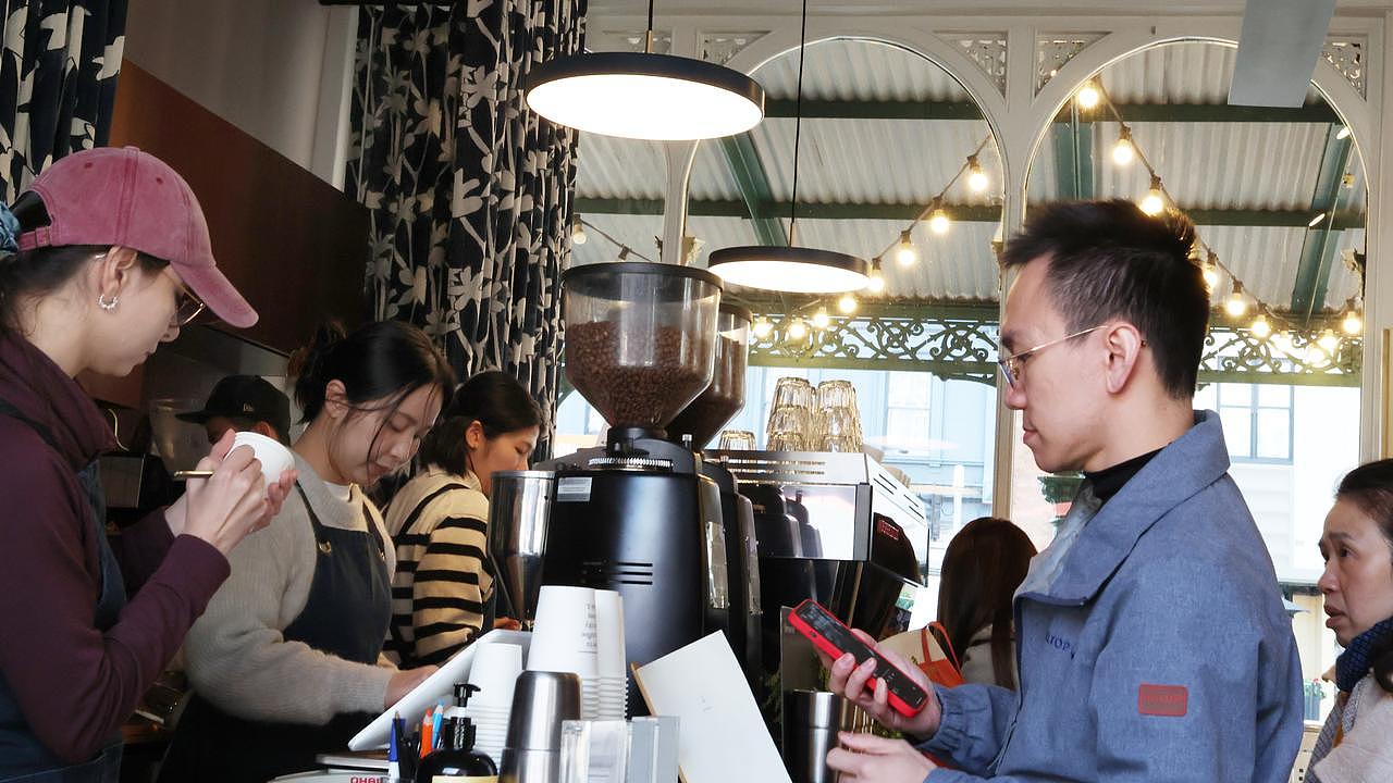 7月起280万澳人迎加薪!但专家警告:此举恐致11月再加息(图) - 1