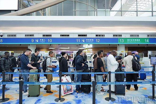 广州机场外籍人员滞留:啥都不带就想入境?网友表态规矩不是摆设 - 2