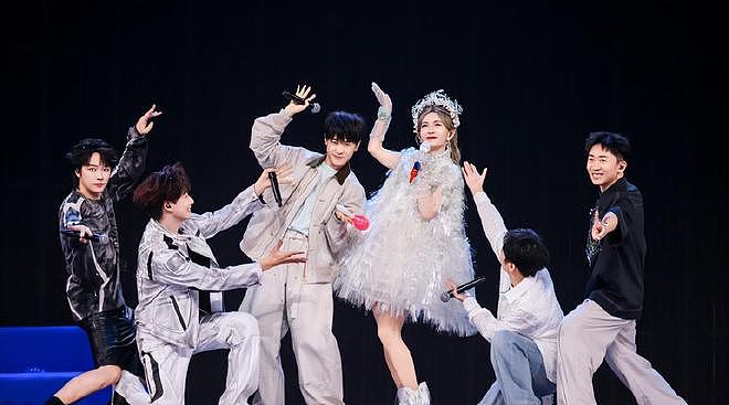 誓死抵制谢娜巡演?网友撕破脸放狠话:敢来就吊死在演唱会门口!(组图) - 15