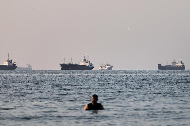 霍尔木兹海峡关了？美军“暗航”线路公布，特朗普：超1亿桶石油已通过，有助油价稳定（组图） - 1
