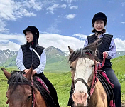 杨振宁走后半年，50岁翁帆喝酒骑马潇洒似少女（组图）