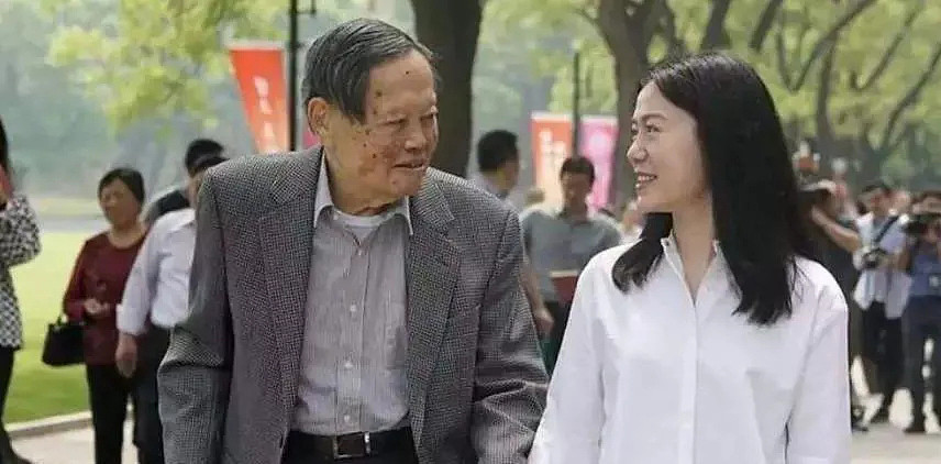 杨振宁走后半年,50岁翁帆喝酒骑马潇洒似少女(组图) - 14