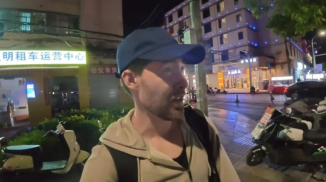 美国网红想拍最穷的中国,反被山村小孩追问:爱泼斯坦吃人吗?(视频/组图) - 3