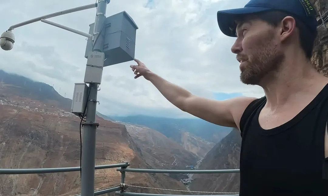 美国网红想拍最穷的中国,反被山村小孩追问:爱泼斯坦吃人吗?(视频/组图) - 4