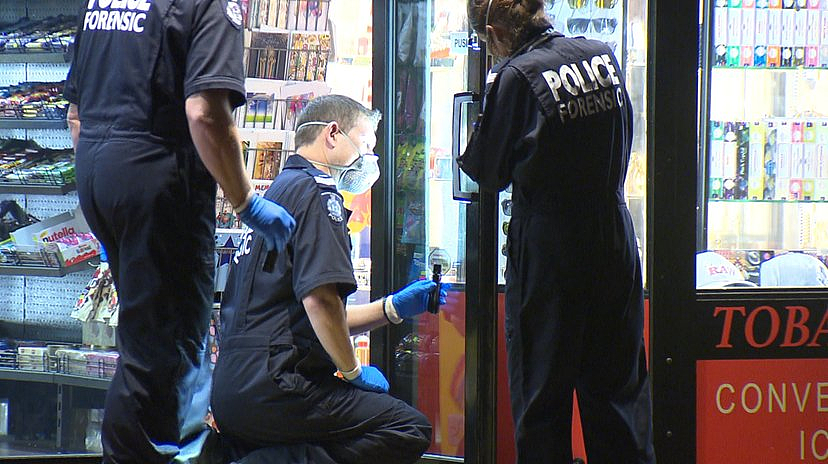 珀斯烟草店遭持刀抢劫,两名蒙面青年在逃,警方紧急追查(组图) - 3