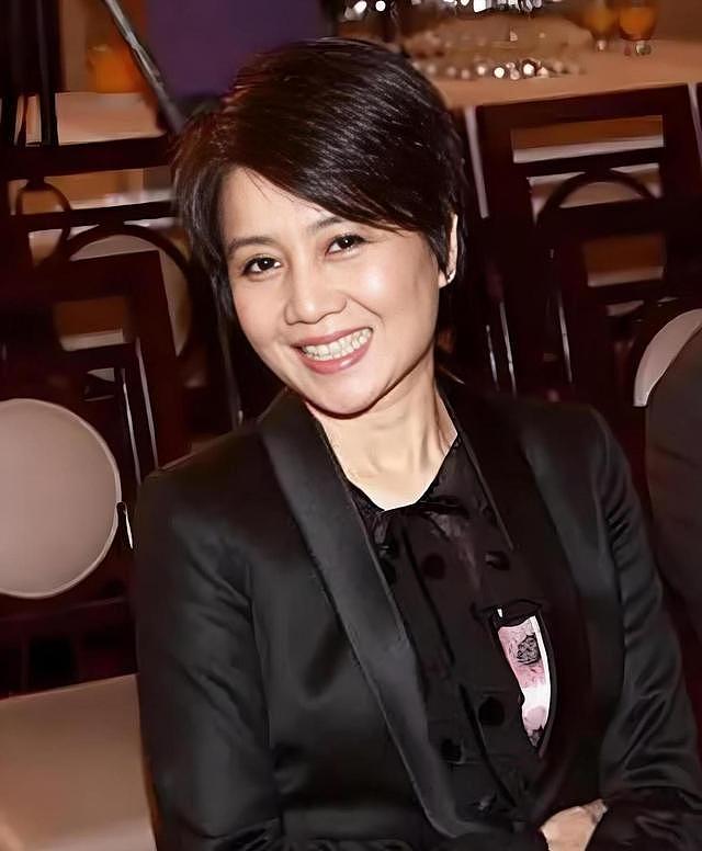 赌王为何弃多子梁安琪,选无儿无女何超琼当家?(组图) - 1